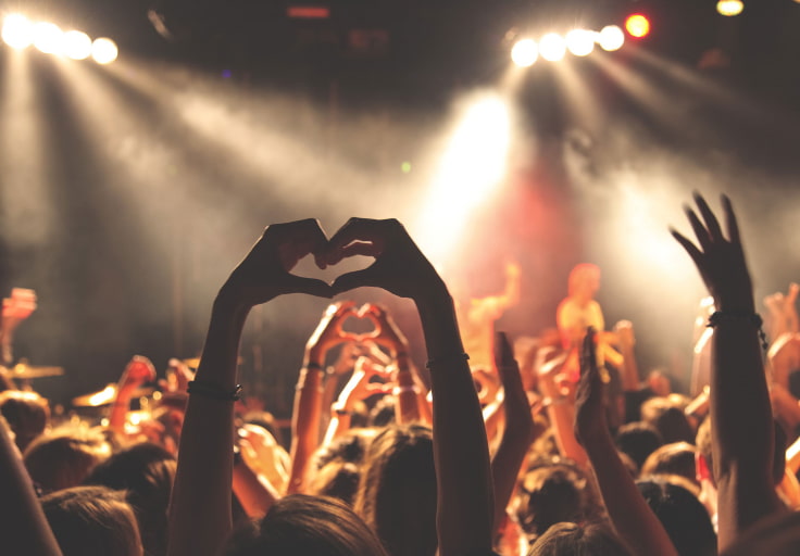 Concierto de música de famosos músicos que aman apostar.